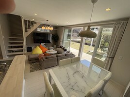 3 室のベッドルーム、デスク、WiFi (無料)