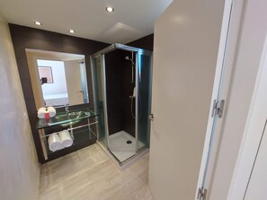 Douche, sèche-cheveux, serviettes fournies, papier toilette
