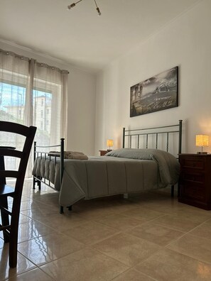 5 bedrooms, WiFi, bed sheets