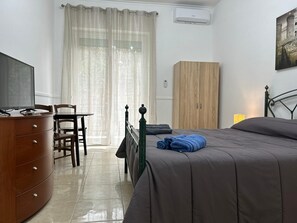 5 bedrooms, WiFi, bed sheets