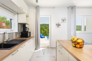 Een koelkast, een microgolfoven, een oven, een kookplaat