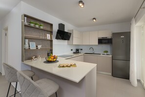 ثلاجة، ميكروويف، فرن، موقد طهي مسطح