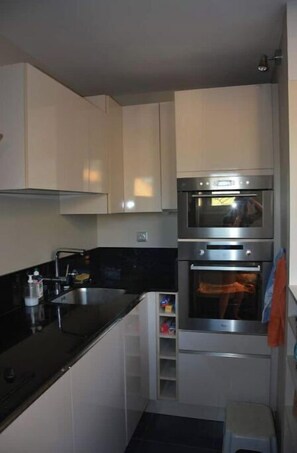 Geladeira, micro-ondas, fogão, cooktop