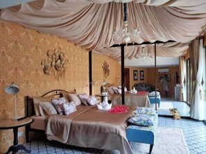 Suite Khas | Didekorasi berbeda-beda, ruang kerja ramah laptop, dan Wi-Fi gratis