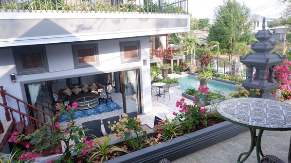 Villa Deluxe, 4 habitaciones | Área de sala de estar | Televisión de pantalla plana 