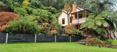 Whitlow Manor. Cosy Family Stay. Woodfire. Walk to Town