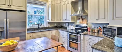 Großer Kühlschrank, Mikrowelle, Ofen, Herdplatte