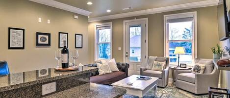 Smart-TV, DVD-Player, Bücher, Arbeitsbereiche