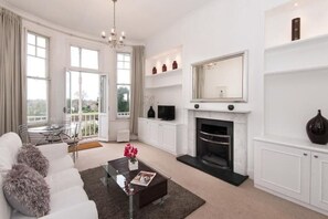TV, fireplace - Stunning Richmond Riverside Apartment, 2 Beds Tw10 (RICHMOND)