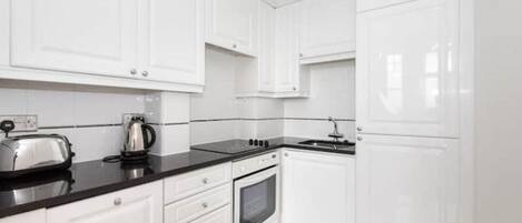 Kühlschrank, Mikrowelle, Ofen, Geschirrspüler