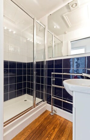 Shower, hair dryer, towels, soap - Stunning Richmond Riverside Apartment, 2 Beds Tw10 (RICHMOND)