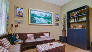 Una sala de estar con un sofá, una mesa de centro y un aparador.