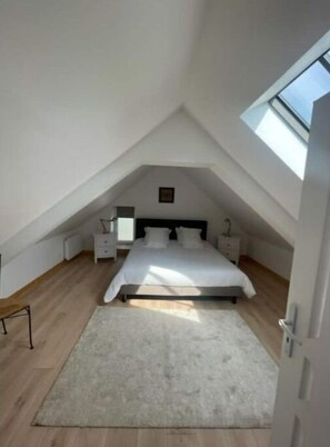 5 bedrooms, free WiFi, bed sheets