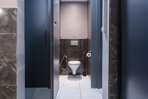 Basic Double Room | Bathroom | Bathtub, towels - Lollo Motel Graičiūno - Lollo Luxury (Vilnius)