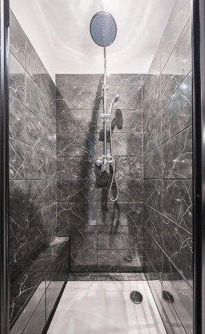 Bathtub, towels - Lollo Motel Graičiūno - Lollo Luxury (Vilnius)