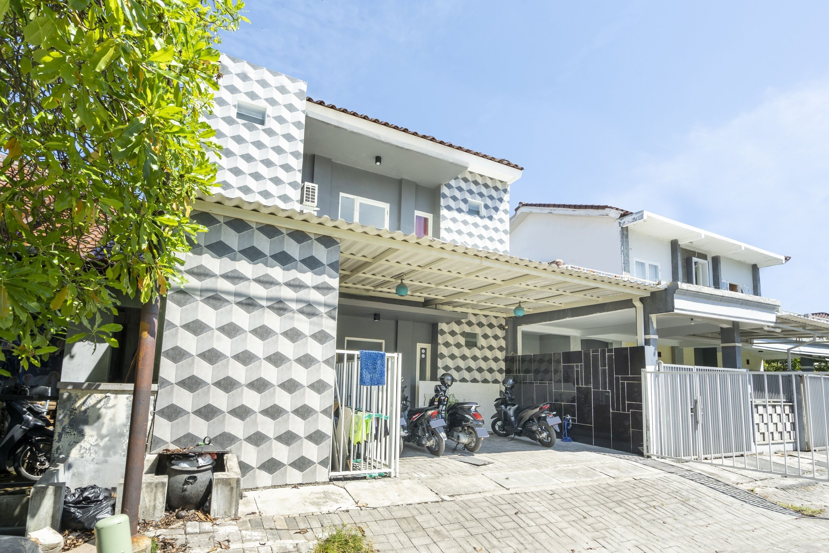 Vista frontal de la propiedad