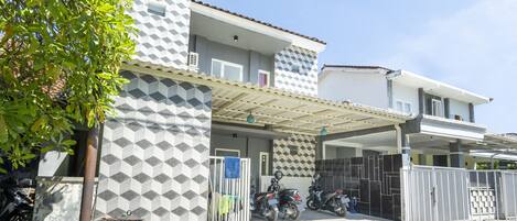 Vista frontal de la propiedad