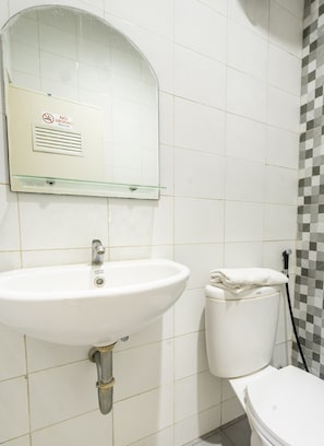 Standard-Einzelzimmer | Badezimmer | Dusche, Handtücher