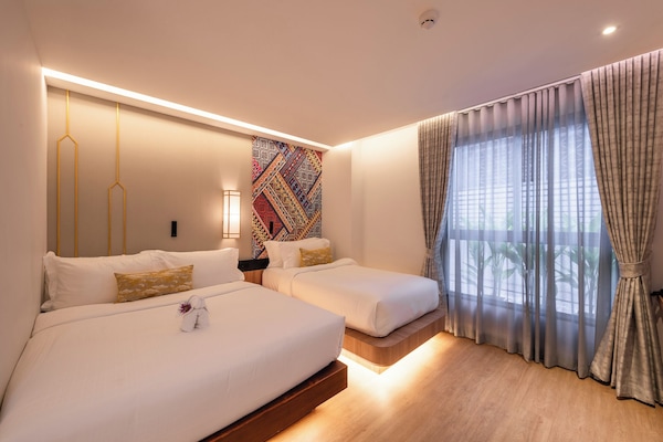 Deluxe Twin kamer | Een minibar, een kluis op de kamer, een bureau, een laptopwerkplek