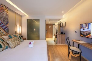 迷你吧、客房内保险箱、办公桌、笔记本电脑工作区