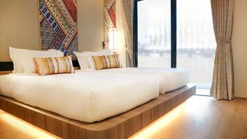 Deluxe Twin Room | Minibar, in-room safe, desk, laptop workspace