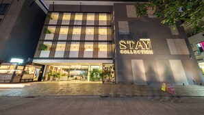 Um edifício moderno com uma placa que diz "STAY COLLECTION".