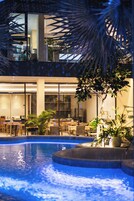 Una piscina al aire libre