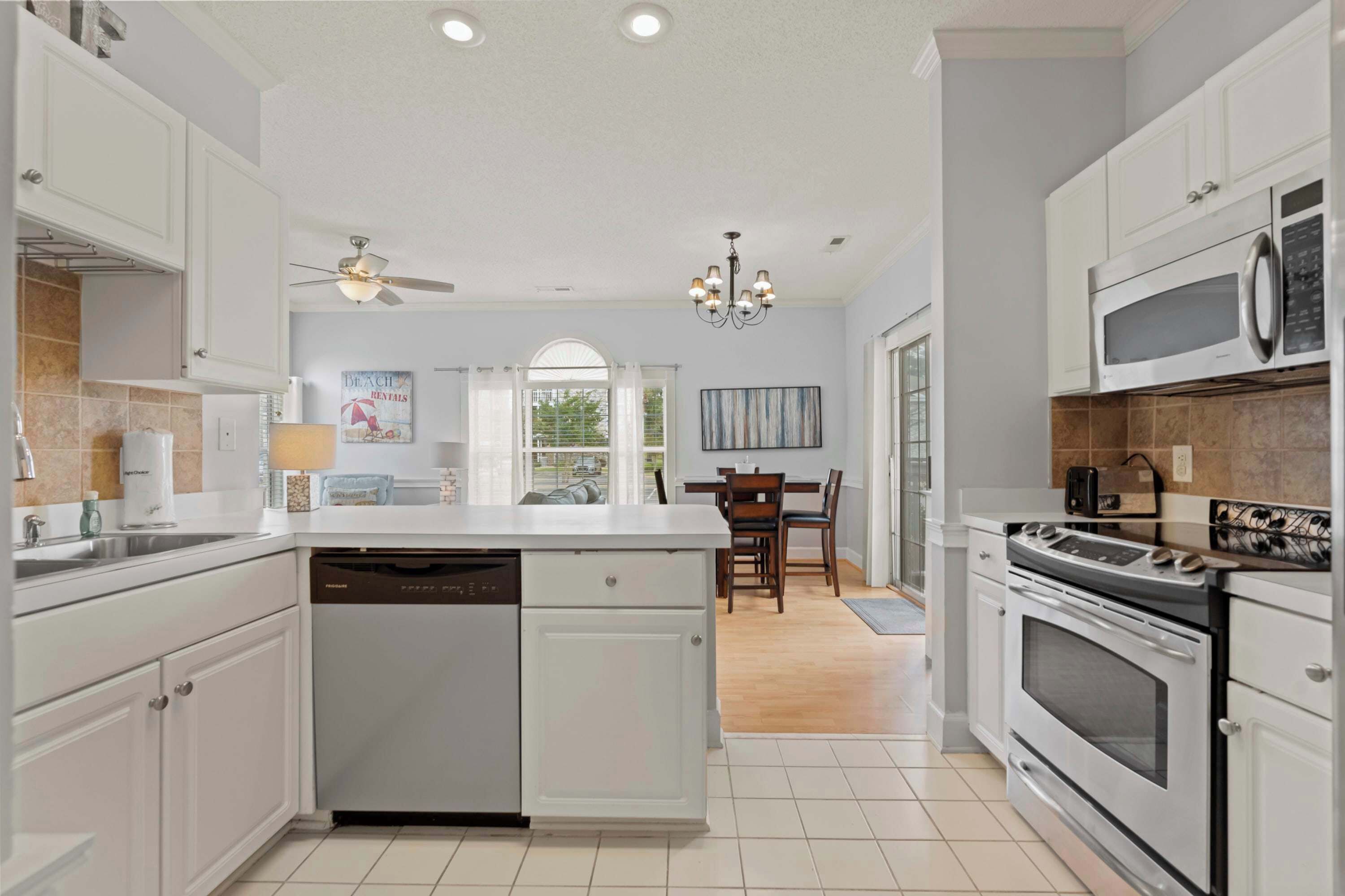 Réfrigérateur, micro-ondes, plaque de cuisson, lave-vaisselle