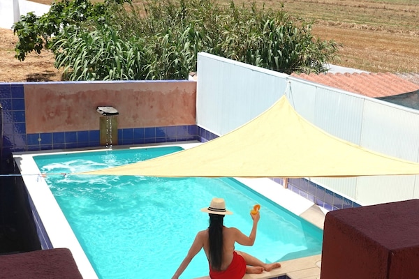 Una piscina al aire libre de temporada