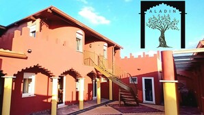 Un edificio con una escalera que conduce a un nivel superior, un logo de árbol con el nombre 