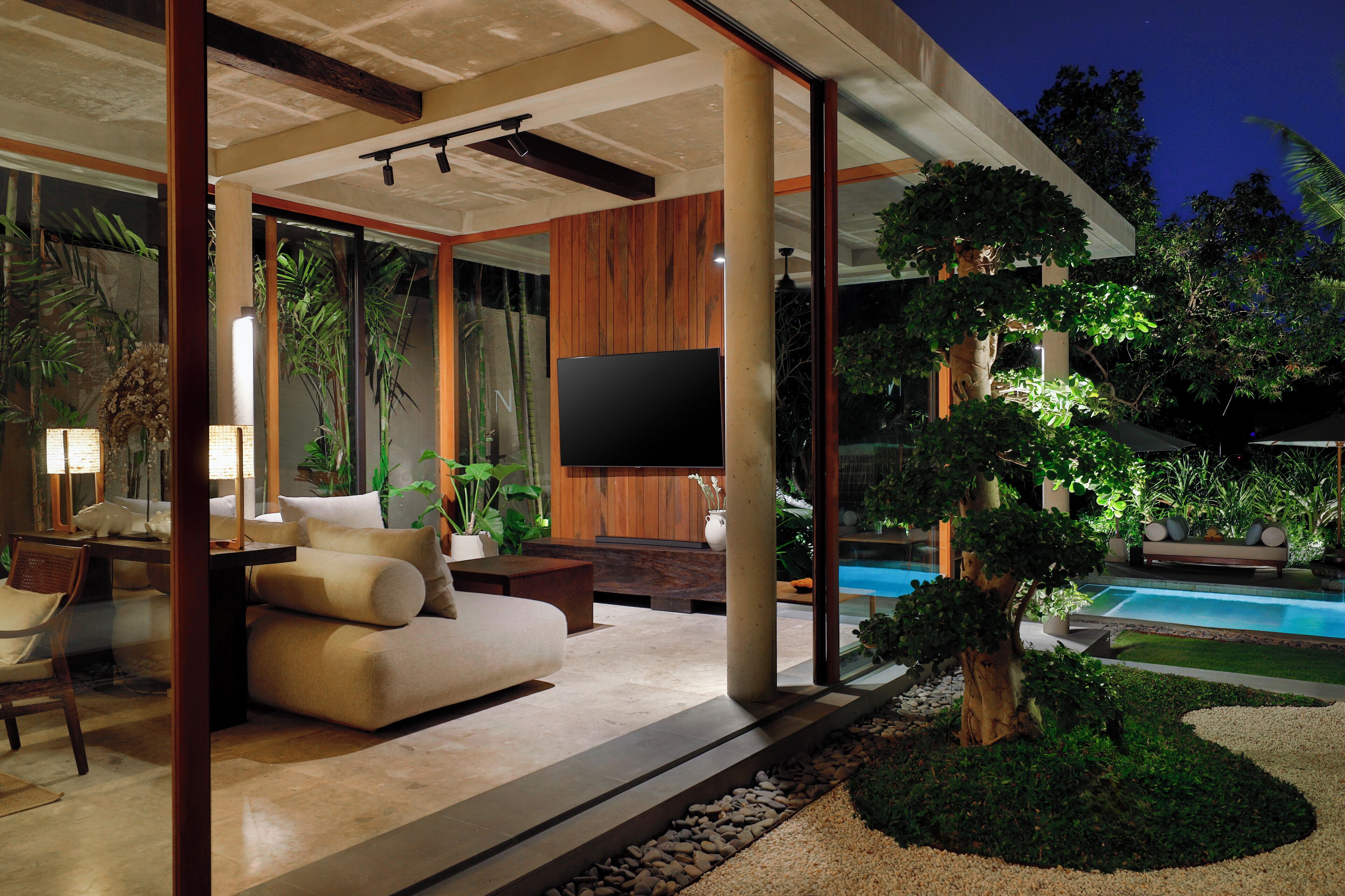 Villa familiar, varias habitaciones, vistas a la piscina, junto a la piscina | Zona de estar | Televisión LED de 48 pulgadas con canales por cable, una televisión