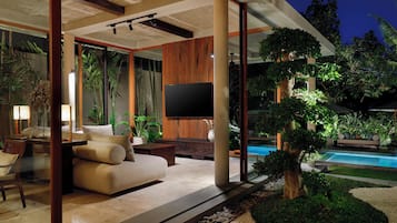 Villa familiar, varias habitaciones, vistas a la piscina, junto a la piscina | Zona de estar | Televisión LED de 48 pulgadas con canales por cable, una televisión