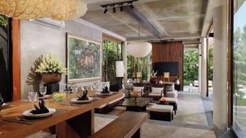 Villa familiar, varias habitaciones, vista a la alberca, junto a la alberca | Área de sala de estar | Televisión LED de 48 pulgadas con canales por cable y televisión