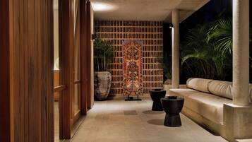 Vila Keluarga, beberapa kamar, pemandangan kolam renang, di pinggir kolam renang | Area keluarga | Televisi LED 48-inci dengan saluran TV kabel dan TV