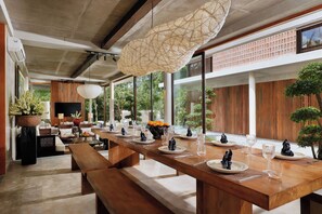 Vila Keluarga, beberapa kamar, pemandangan kolam renang, di pinggir kolam renang | Makan di kamar
