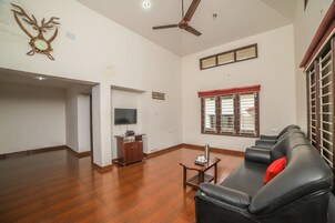 Villa | 2 bedrooms, desk, blackout drapes, soundproofing