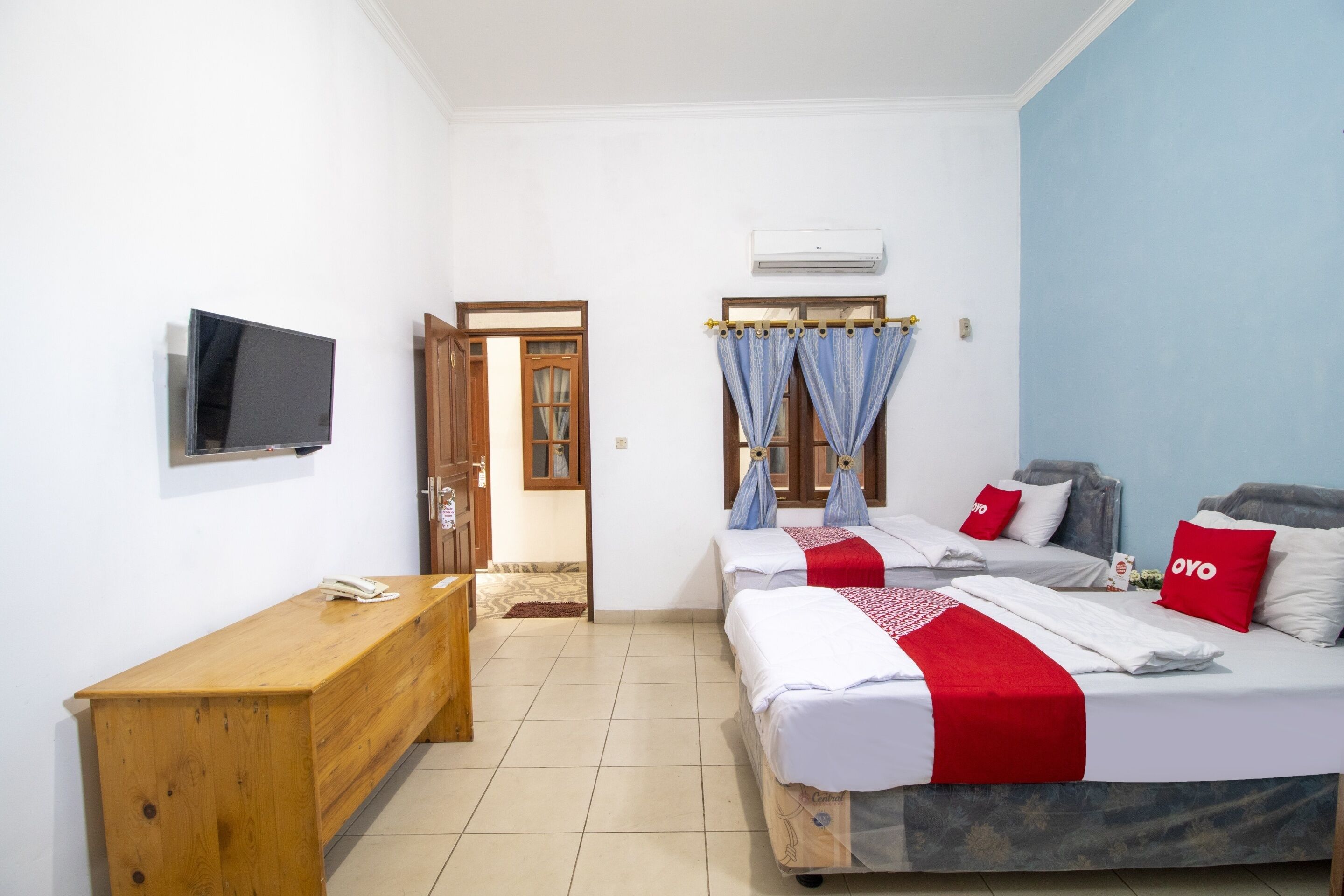 Desk, laptop workspace, free WiFi, bed sheets