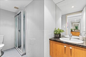 Regadera, secadora de cabello, toallas 