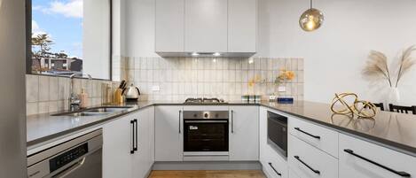 Kjøleskap, mikrobølgeovn, ovn og kokeplater