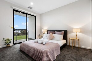 3 bedrooms, iron/ironing board, WiFi, bed sheets - Woodforde 3BR house with an amazing view (Woodforde)