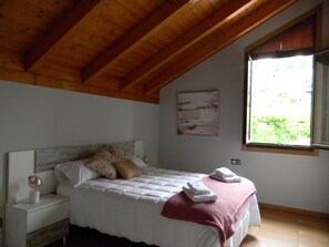 5 bedrooms, iron/ironing board, bed sheets - Casa Rural con Piscina (Punteareas)