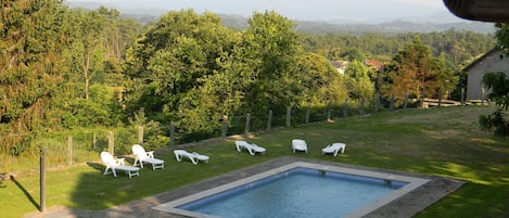 Una piscina cubierta, una piscina al aire libre