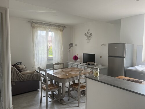 à 800 m des thermes appartement F2 spacieux tout équipé