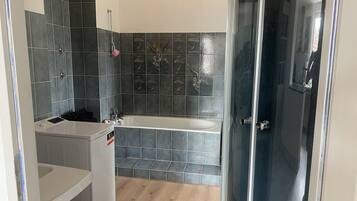 SĂšche-cheveux, serviettes fournies, papier toilette