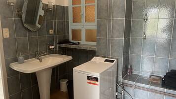 SĂšche-cheveux, serviettes fournies, papier toilette