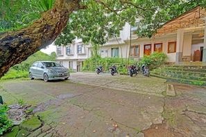 Vista frontal de la propiedad