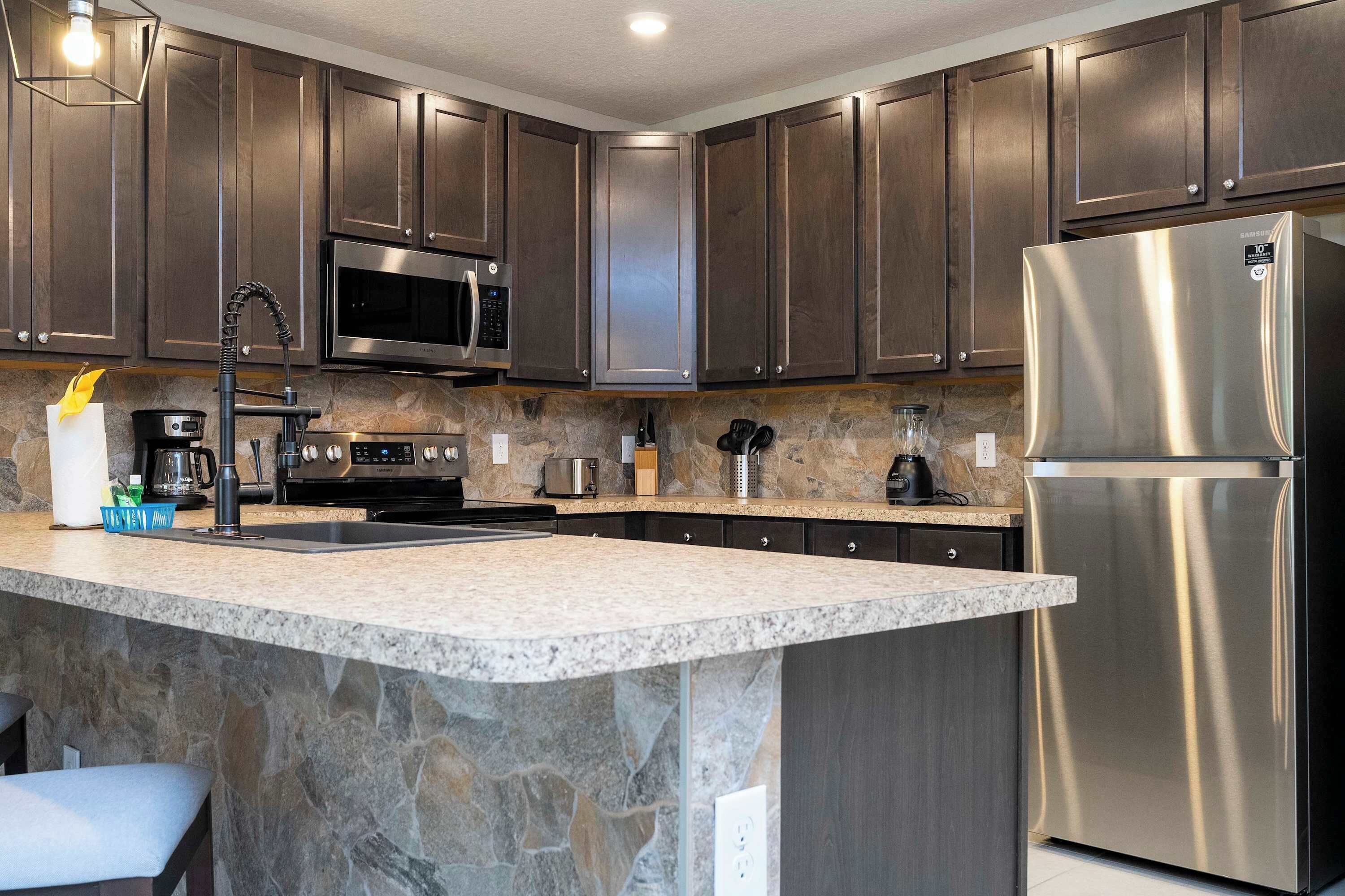 Réfrigérateur, four à micro-ondes, un four, surface de cuisson