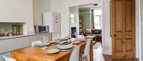 Refrigerador, lavavajillas, tetera/pava eléctrica, tostadora