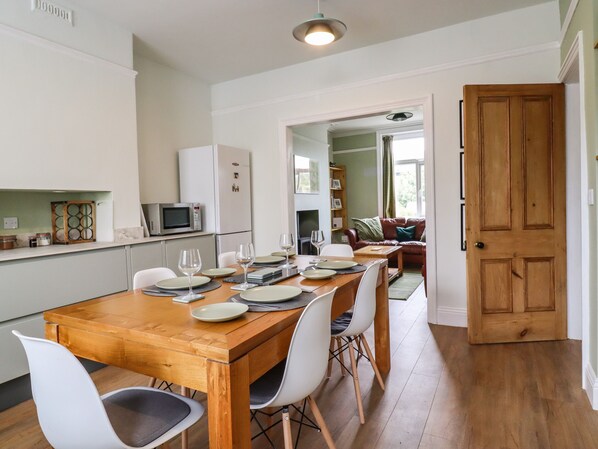 Frigorífico, lavavajillas, hervidor eléctrico y tostadora