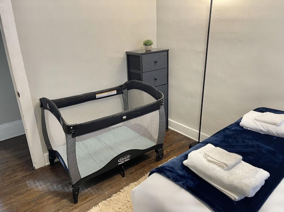 3 bedrooms, desk, iron/ironing board, travel crib